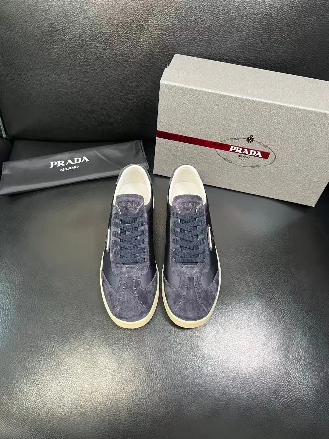 P380 38-45 Prada Prada’s new men’s leather sneakers, the highest version on the market, any comparison is welcome🆚! The original leather has excellent texture and is super high-end! Fetal sheep net lining imported from Italy, removable pad! Luxurious materials and fine workmanship, highly recommended! No. 058